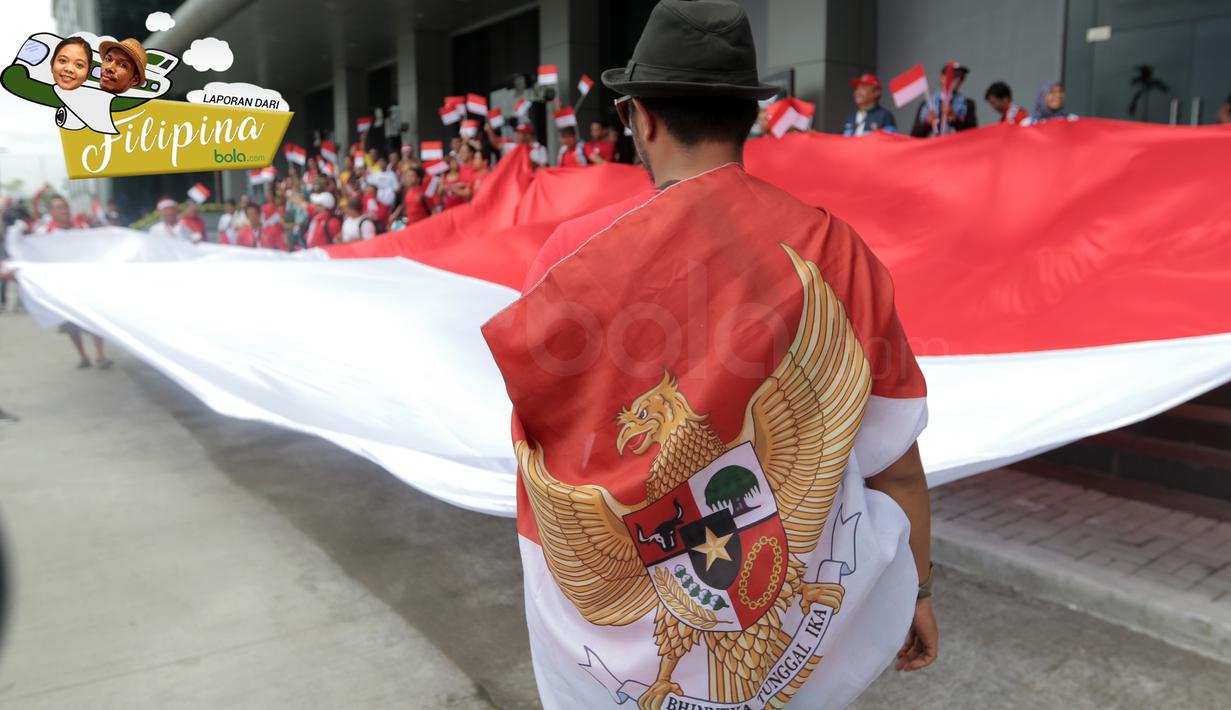 Suporter Indonesia saat mendukung Timnas pada laga AFF Suzuki Cup 2016 di Philippine Sports Stadium, (19/11/2016).  (Bola.com/Nicklas Hanoatubun)