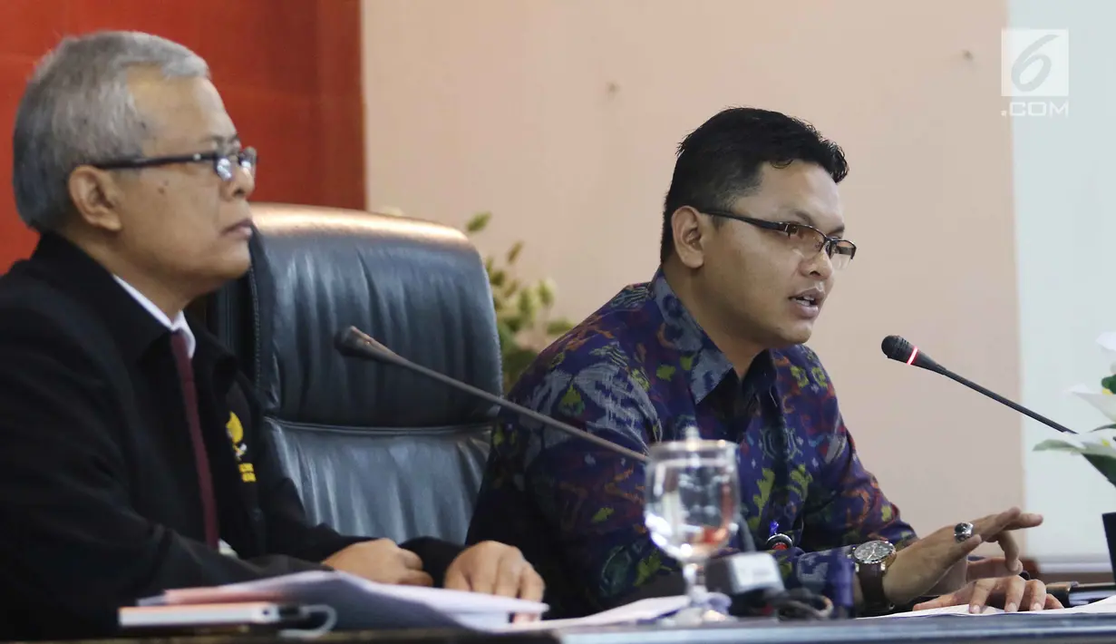 Juru Bicara MK Fajar Laksono (kanan) saat menjelaskan angket KPK di Gedung MK, Jakarta, Kamis (15/2). Putusan Mahkamah Konstitusi (MK) menetapkan KPK dapat menjadi objek angket DPR. (Liputan6.com/Angga Yuniar)