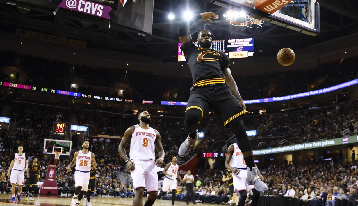 Aksi pemain Cleveland Cavaliers, LeBron James #23 melakuan dunks saat melawan New York Knicks pada laga perdana NBA basketball game 2016-2017 di Quicken Loans Arena. (Reuters/Rick Osentoski-USA TODAY Sports)