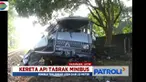 Kecelakaan terjadi diduga karena kondisi gelap dan faktor kelalaian pengemudi terus melaju menyeberangi perlintasan meski saat itu Kereta Api Jayabaya sedang melintas.