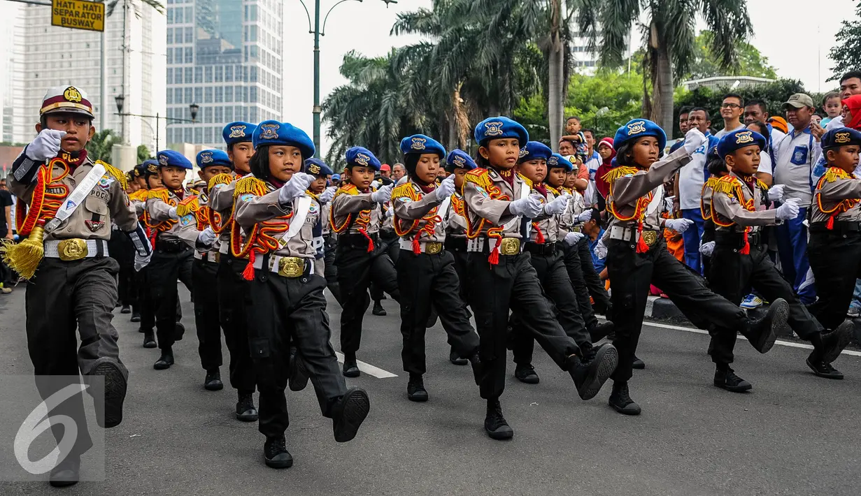 Aksi baris berbaris Polisi Cilik saat HUT ke-61 Polantas, Jakarta, Minggu (18/9). Kehadiran Polisi Cilik membuat acara semakin seru dan menarik (Liputan6.com/Faizal Fanani)