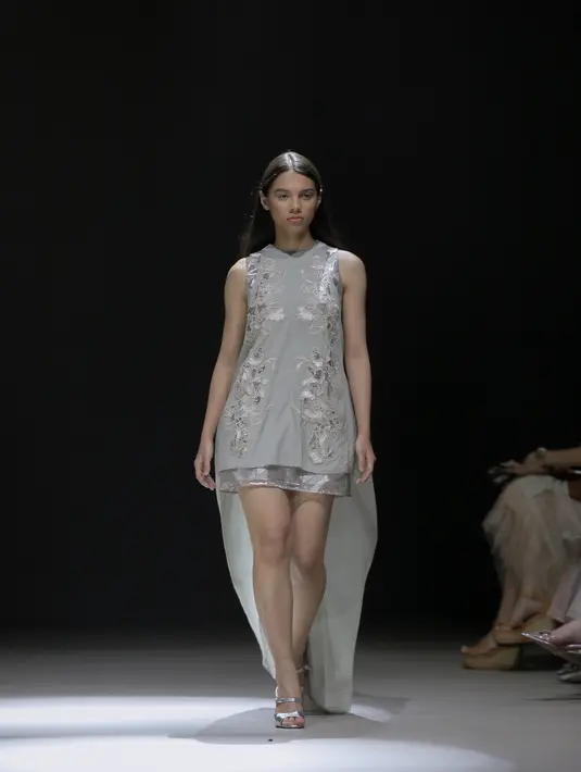 Siluetnya terinspirasi dari tahun 90an hingga awal 2000an, seperti bandeau, rok mikro mini, busana tali spageti, celana berpinggul rendah juga termasuk siluet lurus, siluet balon, dan monokromatis. [Foto: Document/FIMELA]