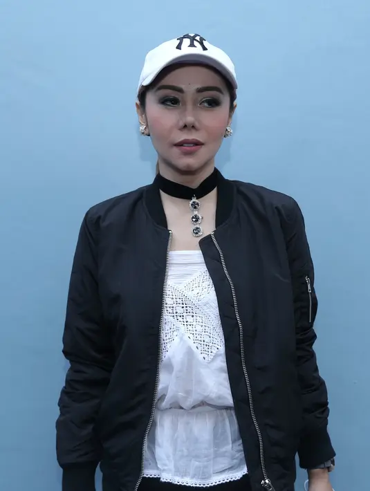 Bangun setelah operasi, Femmy Permatasari langsung meraba kedua payudaranya. Beruntung lantaran tumor termasuk jinak dan payudaranya masih utuh. Seandainya tumor ganas, Femmy tidak mau payudaranya harus diangkat. (Galih W. Satria/Bintang.com)