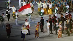 Tampil di urutan kedua setelah Brunei Darussalam, Flairene Candrea memimpin perwakilan Kontingen Indonesia yang berjumlah 45 orang, yang terdiri dari 25 atlet dan ofisial, 15 perwakilan Chief de Mission (cdm) dan sisanya perwakilan Komite Eksekutif NOC Indonesia. (Bola.com/Abdul Aziz)