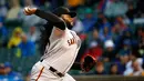 Pemain San Francisco Giants, Johnny Cueto saat melempar bola pada saat inning pertama pertandingan bisbol melawan Chicago Cubs di Chicago (23/5). (AP Photo/Charles Rex Arbogast)