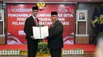 Jens Raven (kiri) menunjukkan dokumen sumpah pewarganegaraan Indonesia di Kanwil Kemenkumham DKI Jakarta, Cawang, Jakarta, Kamis (27/06/2024). (Dok. PSSI)