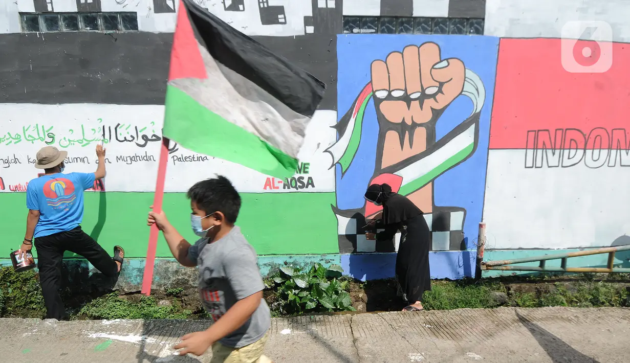 Remaja membuat mural bertema solidaritas untuk Palestina di Gang Jambu, Kedaung, Depok, Jawa Barat, Selasa (18/5/2021). Remaja Majelis Al Muntaqilin membuat mural tersebut sebagai solidaritas serta doa bagi umat muslim Palestina dan Masjid Al Aqsa atas serangan Israel. (merdeka.com/Arie Basuki)
