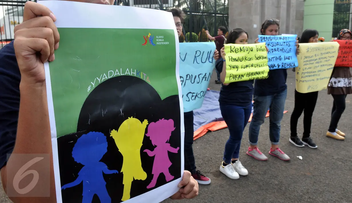 Aksi Panggung Rabu #SistersInDanger oleh aktivis dari berbagai elemen di depan DPR, Jakarta, (11/5). Mereka menyerukan untuk segera mengesahkan RUU Penghapusan Kekerasan Seksual tanpa hukuman kebiri dan hukuman mati. (Liputan6.com/Johan Tallo)