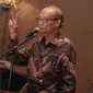 Mantan Ketua Umum PP Muhammadiyah Buya Syafii Maarif memberikan paparan dalam acara Simposium Nasional Membedah Tragedi 1965 di Jakarta, Senin (18/4). Simposium bertujuan merekonsuliasi kasus pelanggaran HAM dimasa lalu. (Liputan6.com/Faizal Fanani)