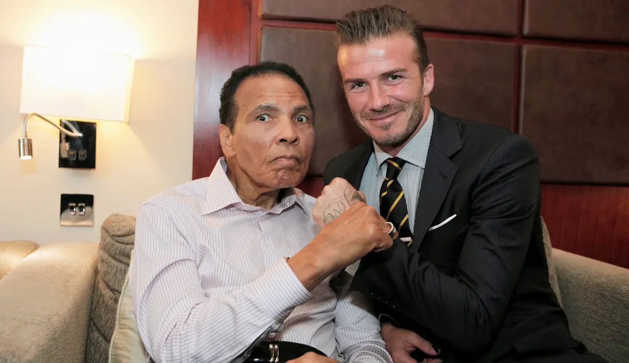 Mantan petinju dunia, Muhammad Ali berpose bersama pesepakbola David Beckham di London , 24 Juli 2012. Ali terakhir kali tampil di hadapan publik pada acara 'Celebrity Fight Night' di Arizona, April 2016. (REUTERS / John Marsh)