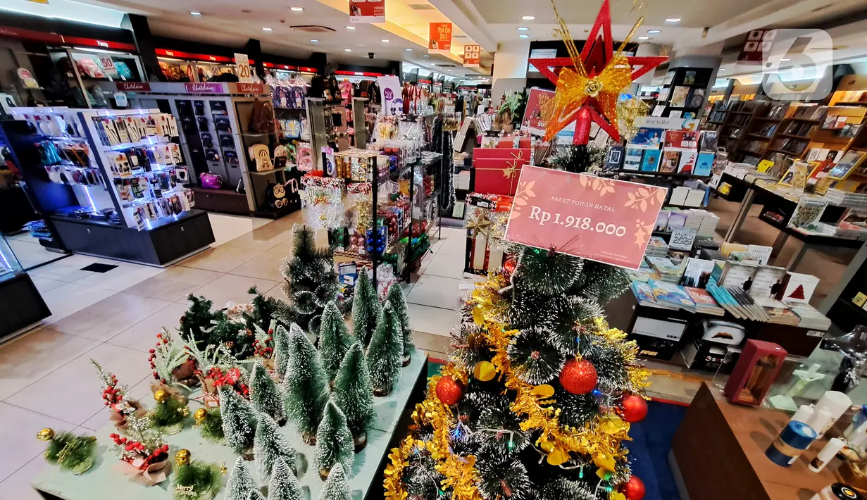 Suasana toko penjual pernak-pernik Natal di Pasar Baru, Jakarta, Selasa (13/12/2022). Dua pekan jelang perayaan Natal, penjualan pernak-pernik mulai terlihat di sejumlah toko di Jakarta, diskon bahkan diberikan untuk menarik perhatian pembeli seperti yang dilakukan toko di kawasan Pasar Baru ini. (Liputan6.com/Johan Tallo)
