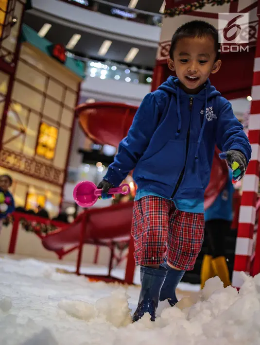 Seorang anak bermain dalam Snow Playland dengan menyajikan nuansa musim dingin di Mal Ciputra, Jakarta Barat, Jumat (14/12). Jelang perayaan Natal 2018 sejumlah mal di Jakarta mendekor bernuansa Natal agar menjadi daya tarik. (Liputan6.com/Faizal Fanani)