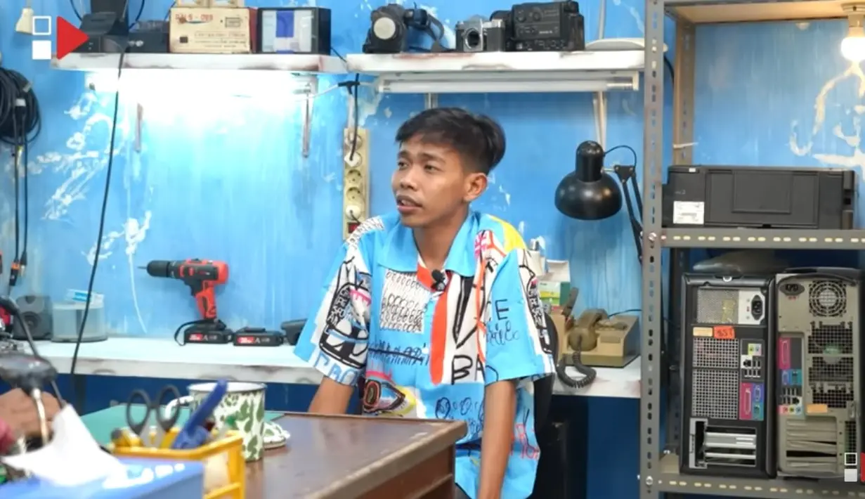 Dede memutuskan merantau ke Jakarta, sedangkan ceweknya masih di kampung. Nasib baik saat bekerja sebagai cleaning servis. Namun Dede juga diajak dalam sebuah acara Ramadhan selama sebulan. [Youtube/HAS Creative]