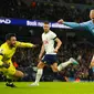 Pemain Manchester City Erling Haaland (kanan) menendang bola ke gawang dan diselamatkan oleh kiper Tottenham Hotspur Hugo Lloris (kiri) pada pertandingan sepak bola Liga Inggris di Etihad Stadium, Manchester, Inggris, 19 Januari 2023. Manchester City mengalahkan Tottenham Hotspur dengan skor 4-2. (AP Photo/Dave Thompson)