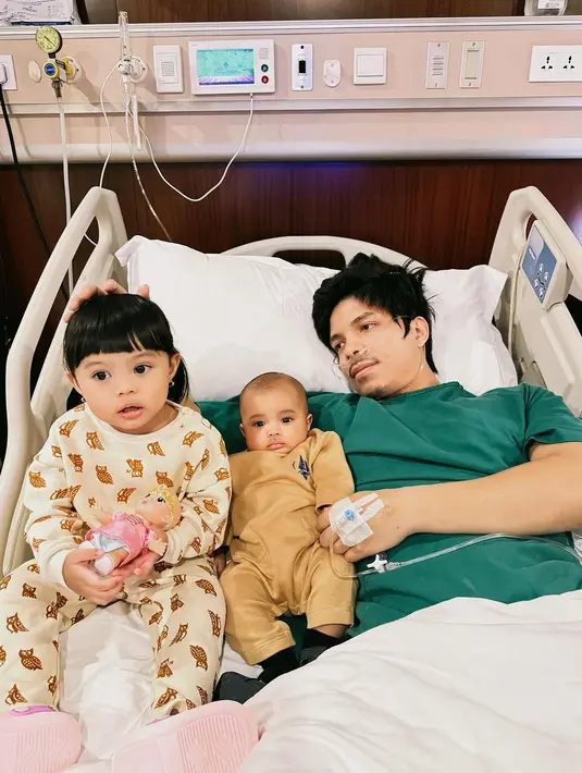 Di tengah kondisi yang masih lemas dan terbatas, Atta istirahat ditemani Ameena dan Azura. [Foto: Instagram/atta.halilintar]