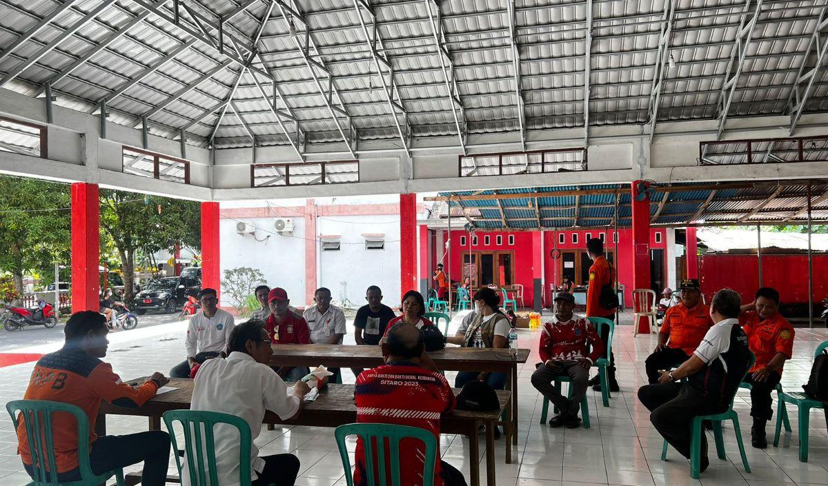 Meski demikian, ada juga warga yang diusingkan ke sekolah dan gedung pemerintah.