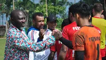 Pelatih Persipura Jayapura, Jacksen Tiago menyalami pemainnya setelah latihan di Kusuma Agro Wisata, Kota Batu, Selasa (28/1/2020). (Bola.com/Iwan Setiawan)