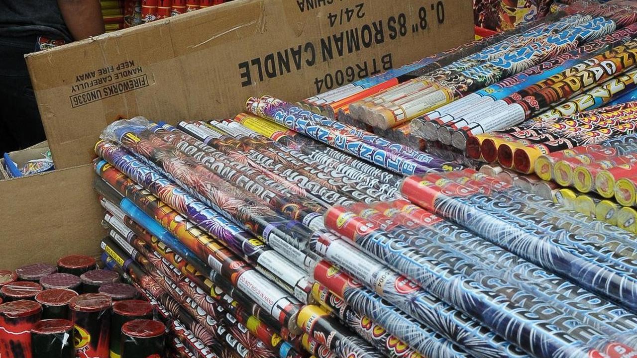 FOTO: Penampakan Pedagang Kembang Api di Pasar Asemka Menjamur Jelang Tahun Baru 2024
