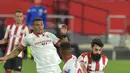 Penyerang Athletic Bilbao, Asier Villalibre berusaha melewati pemain Sevilla, Fernando dan Diego Carlos pada pertandingan lanjutan La Liga Spanyol di stadion Ramon Sanchez Pizjuan di Seville, Selasa (4/5/2021). Atletico Bilbao menang atas Sevilla 1-0. (AFP/Cristina Quicler)