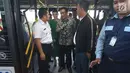 Gubernur DKI Jakarta Djarot Saiful Hidayat bersama Ketua DPRD DKI Jakarta Prasetyo Edi Marsudi dan Wali Kota Tangerang Arief R Wismansyah meresmikan koridor 13 Transjakarta di Halte Cipulir, Jakarta (16/8). (Liputan6.com/Immanuel Antonius)