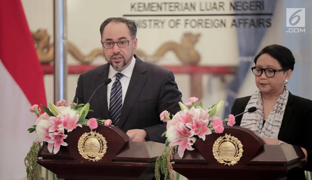 Menlu Afghanistan Salahuddin Rabbani (kiri) bersama Menlu Retno Marsudi memberi keterangan usai pertemuan bilateral di Kantor Kemenlu, Jakarta, Jumat (15/3). Pertemuan membahas proses perdamaian di Afghanistan. (Liputan6.com/Faizal Fanani)