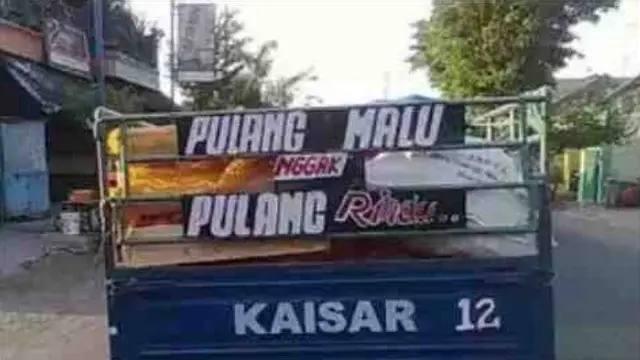 tulisan absurd di truk