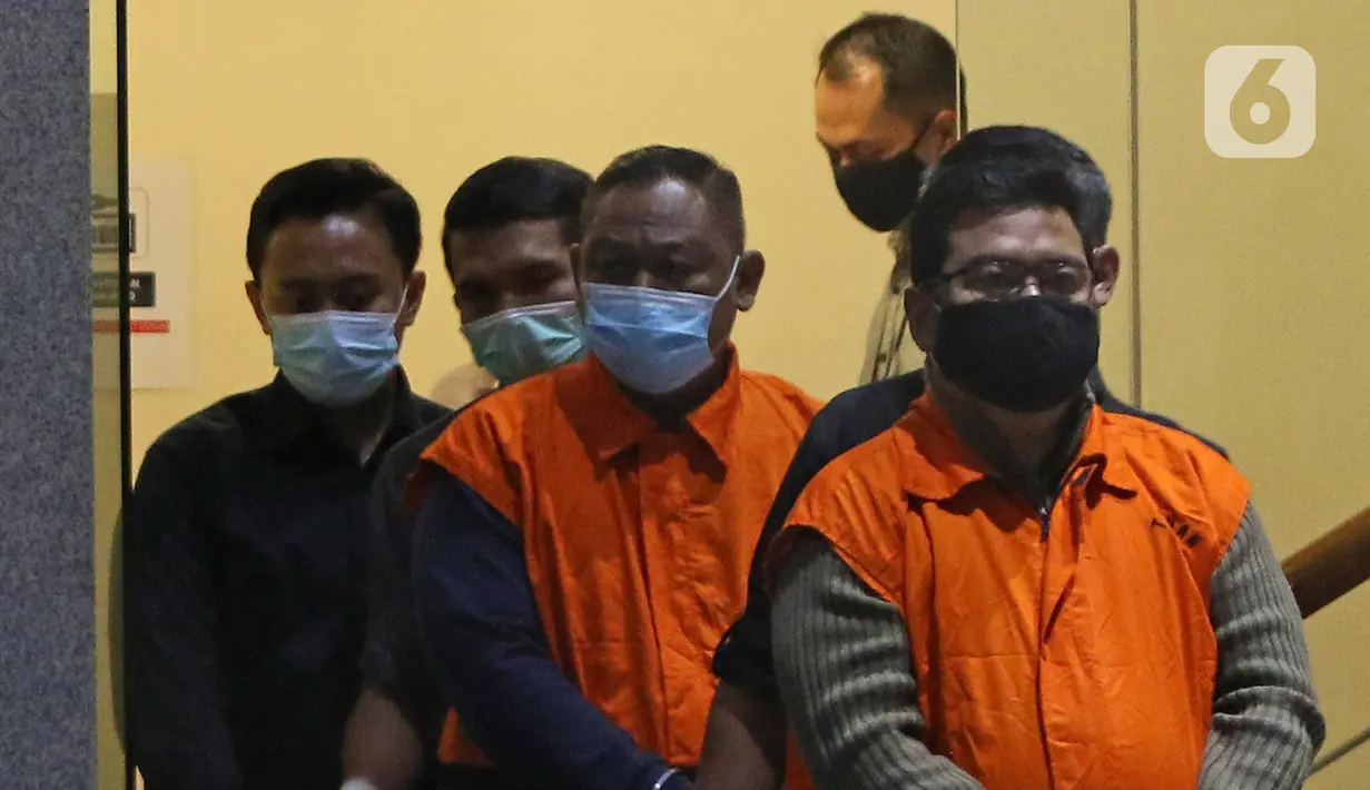 Dua tersangka kasus korupsi bansos Covid-19 digiring petugas di Gedung KPK, Jakarta, Minggu (6/12/2020) dini hari. KPK menahan tiga orang tersangka yakni pejabat pembuat komitmen di Kemensos Matheus Joko Santoso serta pihak swasta Ardian IM dan Harry Sidabuke (Liputan6.com/Herman Zakharia)