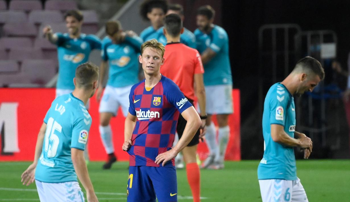 Gelandang Barcelona, Frenkie De Jong, tampak kecewa usai dikalahkan Osasuna pada laga lanjutan La Liga pekan ke-37 di Camp Nou, Jumat (17/7/2020) dini hari WIB. Barcelona kalah 1-2 atas Osasuna. (AFP/Lluis Gene)