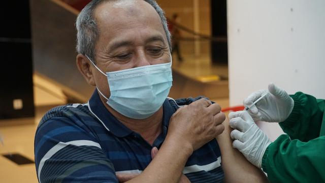 Pemberian Vaksinasi Dosis Pertama di Bandara City Mall