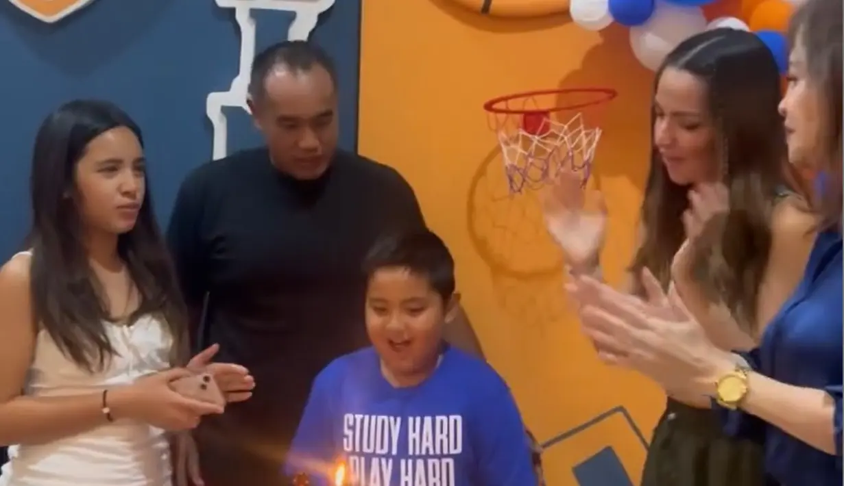 Mikha mulai beranjak remaja itu tampil girly dengan dress putihnya. Banyak warganet memuji penampilan Mikha yang semakin cantik. [Instagram/ramadhaniabakrie]