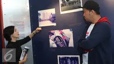 Wanda Hamidah dan Pandji Pragiwaksono saat berkunjung ke Museum Trisakti, Jakarta, Selasa (10/5). Kedatangan Wanda dan Pandji untuk mengenang Tragedi 1998 yang terjadi 18 tahun silam. (Liputan6.com/Herman Zakharia)