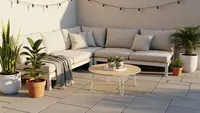 7 Ide Outdoor Lounge Ukuran 2x2 Meter yang Tidak Sumpek, Tetap Nyaman untuk Bersantai