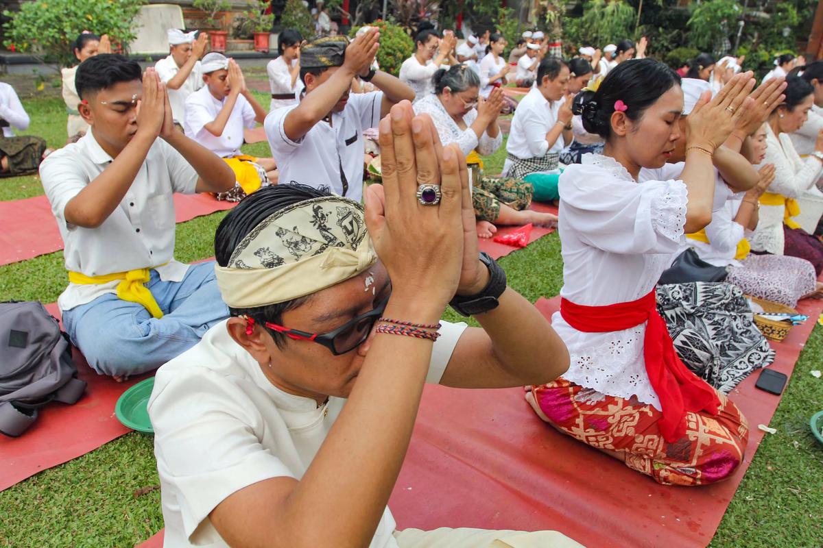 FOTO: Suasana Khusyuk Perayaan Galungan di Pura Cinere, Jakarta Selatan