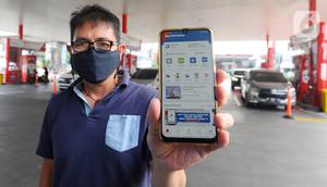 Pengendara menunjukkan aplikasi MyPertamina saat mendaftar untuk pembelian bahan bakar minyak (BBM) jenis Pertalite dan Solar subsidi untuk kendaraan roda empat di SPBU Pertamina 31.124.02 di kawasan Fatmawati, Jakarta, Rabu (27/7/2022). PT Pertamina (Persero) mencatat 80 persen kendaraan yang didaftarkan mengkonsumsi BBM jenis Pertalite. (merdeka.com/Arie Basuki)