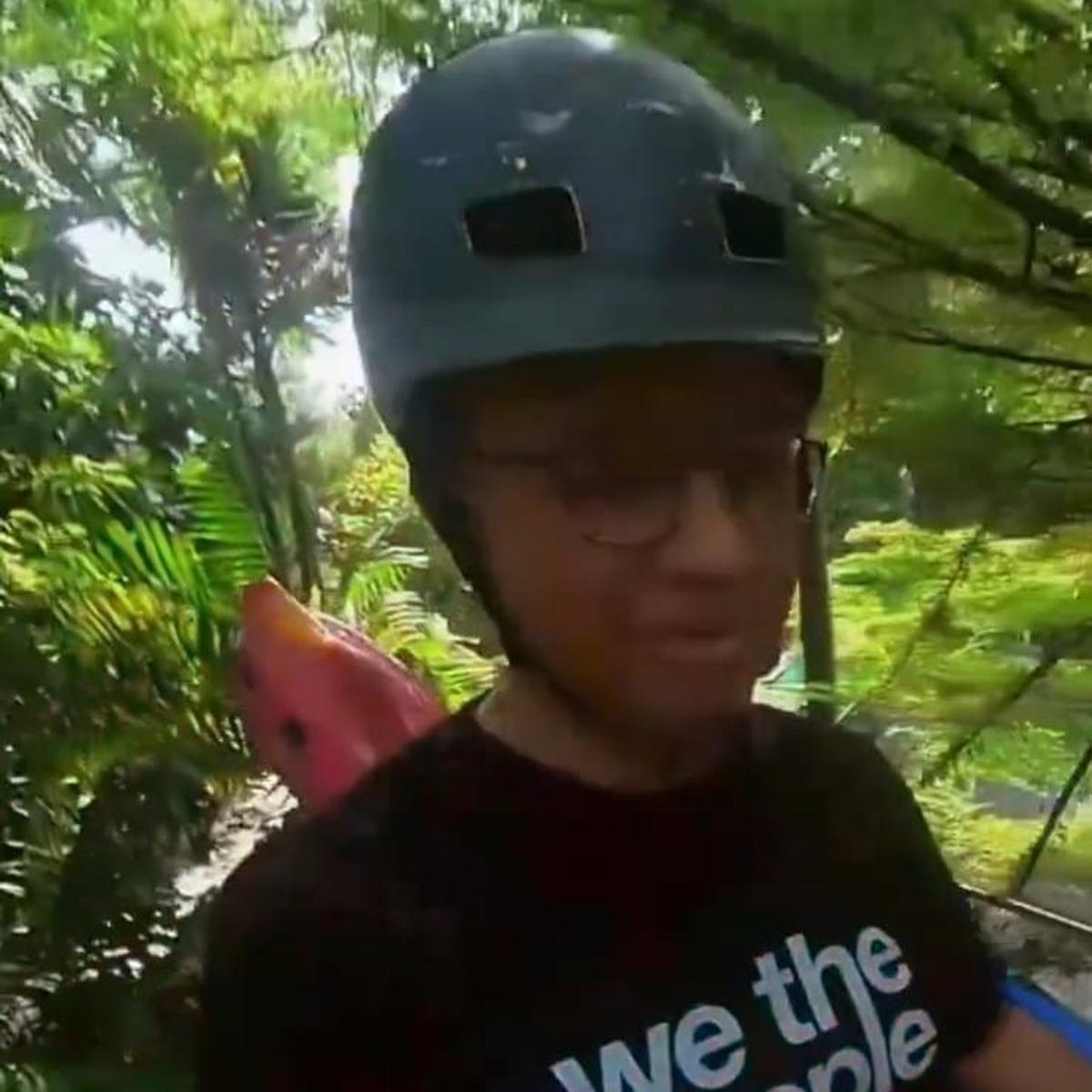 Anies Jalan-Jalan di Ragunan Naik Wahana Dinosaurus Pink
