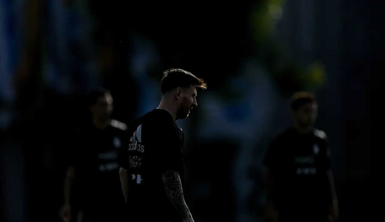 Penyerang Argentina, Lionel Messi menghadiri sesi latihan tim di Buenos Aires, Argentina, Selasa (9/11/2021). Argentina akan bertanding melawan Uruguay pada kualifikasi Piala Dunia FIFA Qatar 2022 di Estadio Campeon del Siglo, Sabtu (13/11) pagi WIB. (AP Photo/Natacha Pisarenko)