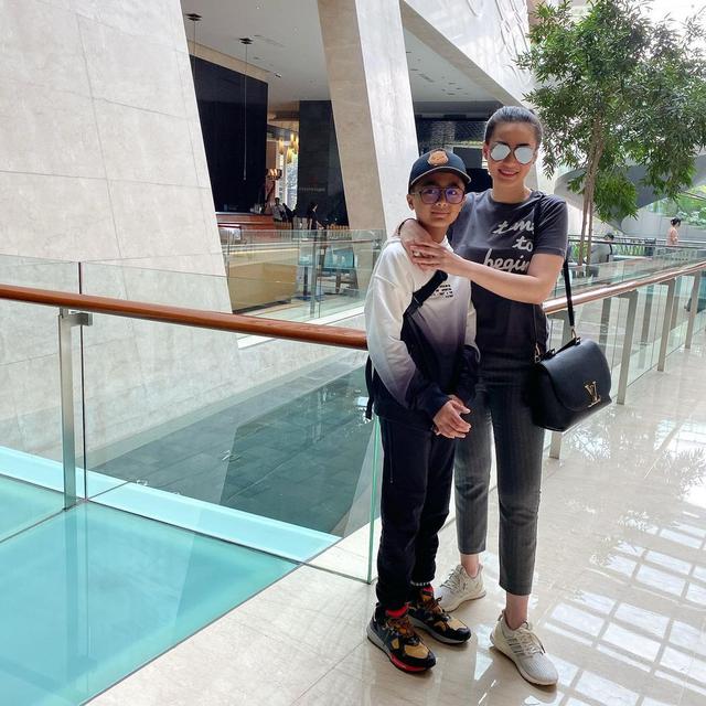 6 Potret Kebersamaan Christy Jusung dan Sang Putra, Penuh Kehangatan