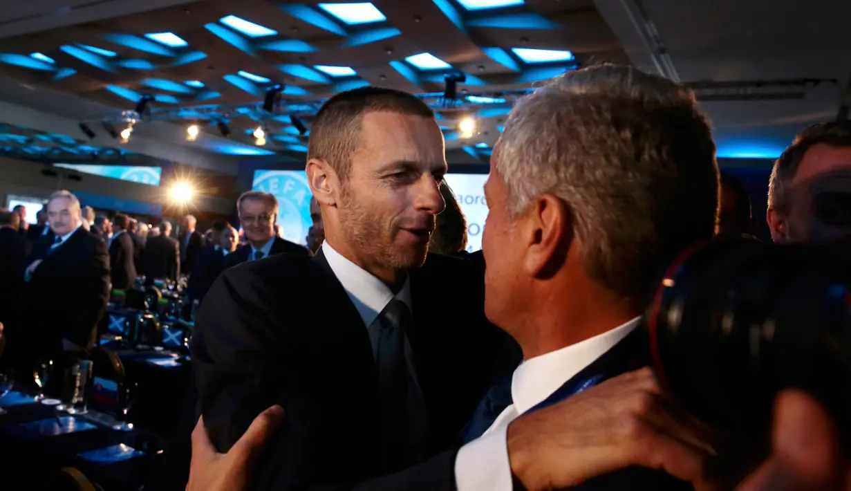Aleksander Ceferin menerima ucapan dari rekan setelah dirinya terpilih sebagai presiden baru UEFA, Athena, Yunani, Rabu (14/9). Ceferin menggantikan Michel Platini yang mengundurkan diri akibat terlibat skandal suap FIFA. (Reuters/Alkis Konstantinidis)