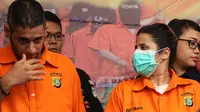 "Dilakukan penangkapan, masuk ke rumahnya, kami lakukan penggeledahan badan. Lalu kami lakukan penggeledahan di kamar D di sebelah," kata Kombes Pol Argo Yuwono, Kabid Humas Polda Metro Jaya di Dir Narkoba Polda Metro Jaya, Sabtu (17/2). (Bambang E Ros)