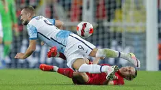 Pemain Turki Taylan Antalyali (kanan) berebut bola dengan pemain Norwegia Veton Berisha pada pertandingan kualifikasi Grup G Piala Dunia 2022 di Stadion Sukru Saracoglu, Istanbul, Turki, 8 Oktober 2021. Pertandingan berakhir dengan skor 1-1. (AP Photo)