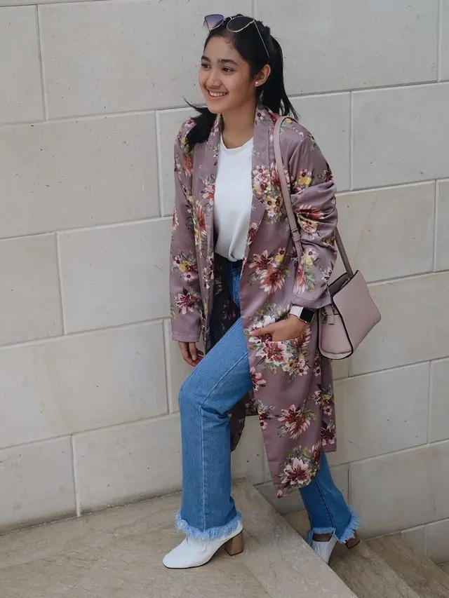 [Bintang] Anti Ribet, Cut Syifa dengan Mix and Match Celana Jeans dan Outer yang Kekinian