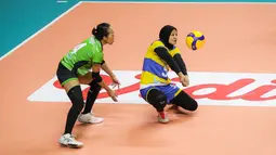 Pemain Jakarta Mandiri Popsivo Polwan, Eris Septia Wulandari berusaha mengembalikan bola saat perebutan tempat ketiga grand final PLN Mobile Proliga 2022 melawan Jakarta Pertamina Fastron di Padepokan Voli Jenderal Polisi Kunarto, Sentul, Sabtu (26/03/2022). (Bola.com/Bagaskara Lazuardi)