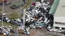 Kendaraan bergelimpangan usai topan Jebi menghantam Kobe, Prefektur Hyogo, Jepang, Rabu (5/9). Topan Jebi menewaskan tujuh orang dan 200 lainnya luka-luka. (JIJI PRESS/AFP)