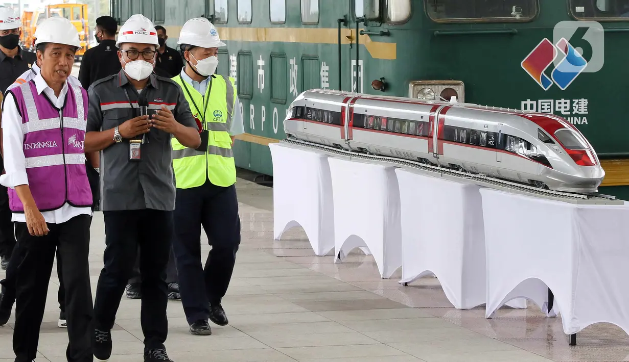 Presiden Joko Widodo atau Jokowi (kiri) meninjau proyek Kereta Cepat Jakarta-Bandung di Stasiun Tegalluar, Bandung, Jawa Barat, (13/10/2022). Dalam kunjungan tersebut, Jokowi didampingi sejumlah menteri seperti Menteri Koordinator Bidang Kemaritiman dan Investasi Luhut Binsar Panjaitan, Menteri BUMN Erick Thohir, dan Menteri Perhubungan (Menhub) Budi Karya Sumadi. (Liputan6.com/Herman Zakharia)