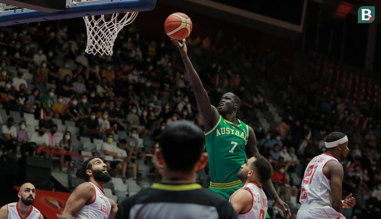 Pemain Timnas Basket Australia, Thon Maker mencetak poin saat laga final FIBA Asia Cup 2022 antara Timnas Basket Lebanon melawan Timnas Basket Australia di Istora Senayan, Jakarta, Minggu (24/7/2022). Australia menang atas Lebanon 75-73. (Bola.com/Bagaskara Lazuardi)