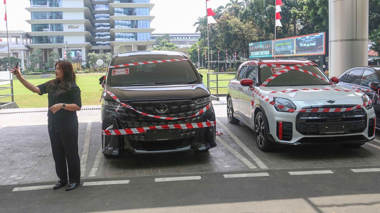 FOTO: Deretan Mobil Mewah Riza Chalid Disita Kejagung,  Terseret Kasus Korupsi Minyak Rp 285 Triliun