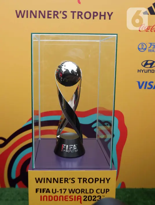 Trofi Piala Dunia U-17 2023 yang ditutupi kain hitam, dibuka Erick Thohir dan Heru Budi untuk menunjukkan lambang supremasi turnamen U-17 itu kepada warga. (Liputan6.com/Faizal Fanani)