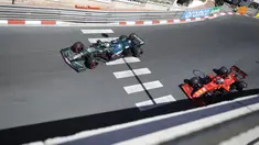 Pembalap Aston Martin Sebastian Vettel (kiri) dan pembalap Ferrari Charles Leclerc (kanan) menyetir mobil mereka selama latihan bebas kedua untuk balapan F1 GP di Sirkuit Monaco, Monaco, Kamis (20/5/2021). F1 GP Monaco akan berlangsung pada 23 Mei 2021. (AP Photo/Luca Bruno)