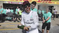 Pebalap Mercedes, Lewis Hamilton merayakan kemenangan usai menjuarai ajang Formula One Canadian Grand Prix di Montreal, Canada, (11/6/2017).  (Tom Boland/The Canadian Press via AP)