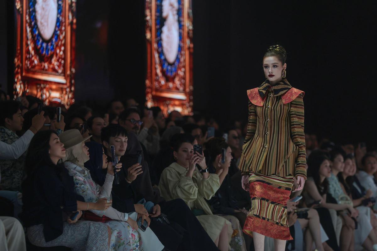 Ornamen Klasik dalam Balutan Busana Mewah